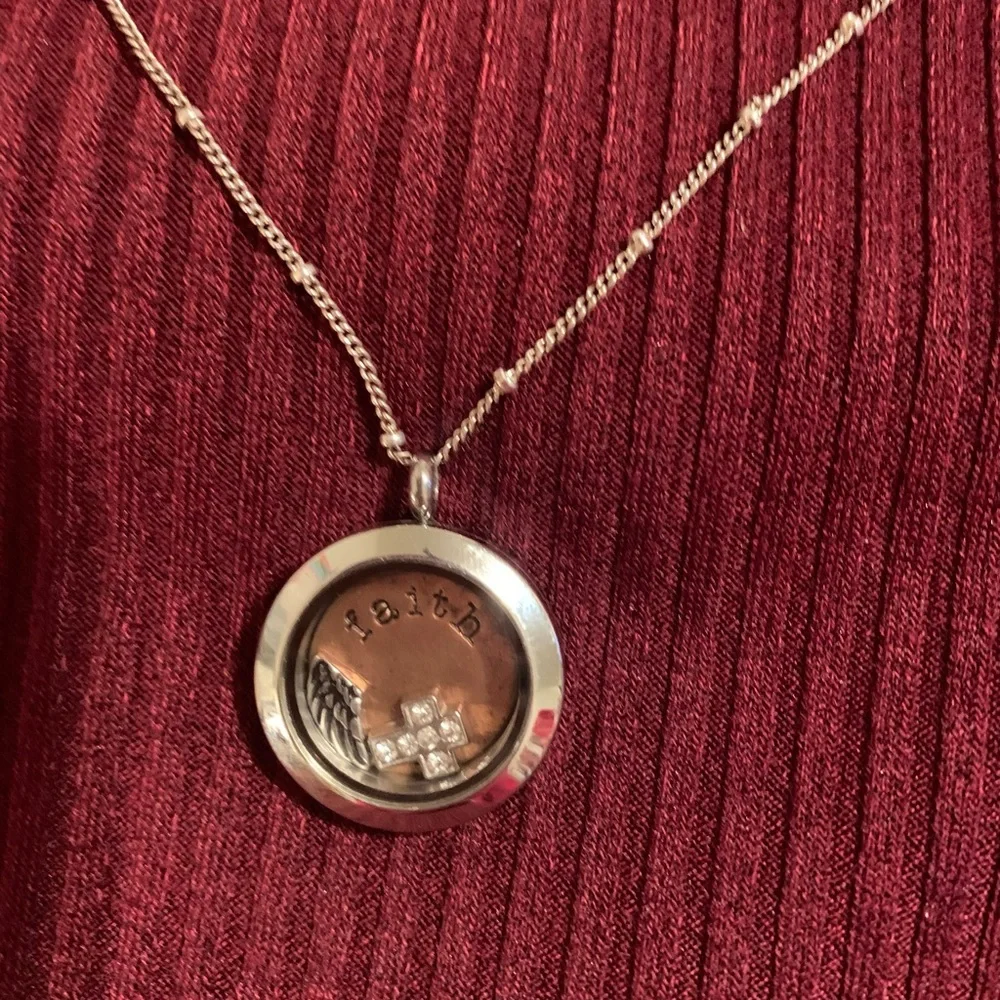Origami Owl 🦉 Locket with Faith inspired Pendant w/ faith plate charms and chain - Picture 9 of 12